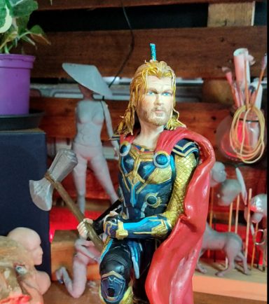 Sculpture d'une figurine représentant Thor. Thor